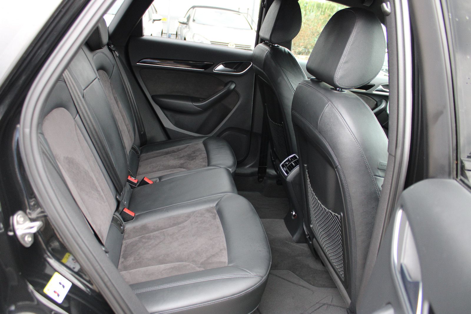 Fahrzeugabbildung Audi RSQ3 2.5 TFSI S tronic quattro Navi,PDC,SHZ,20Zo