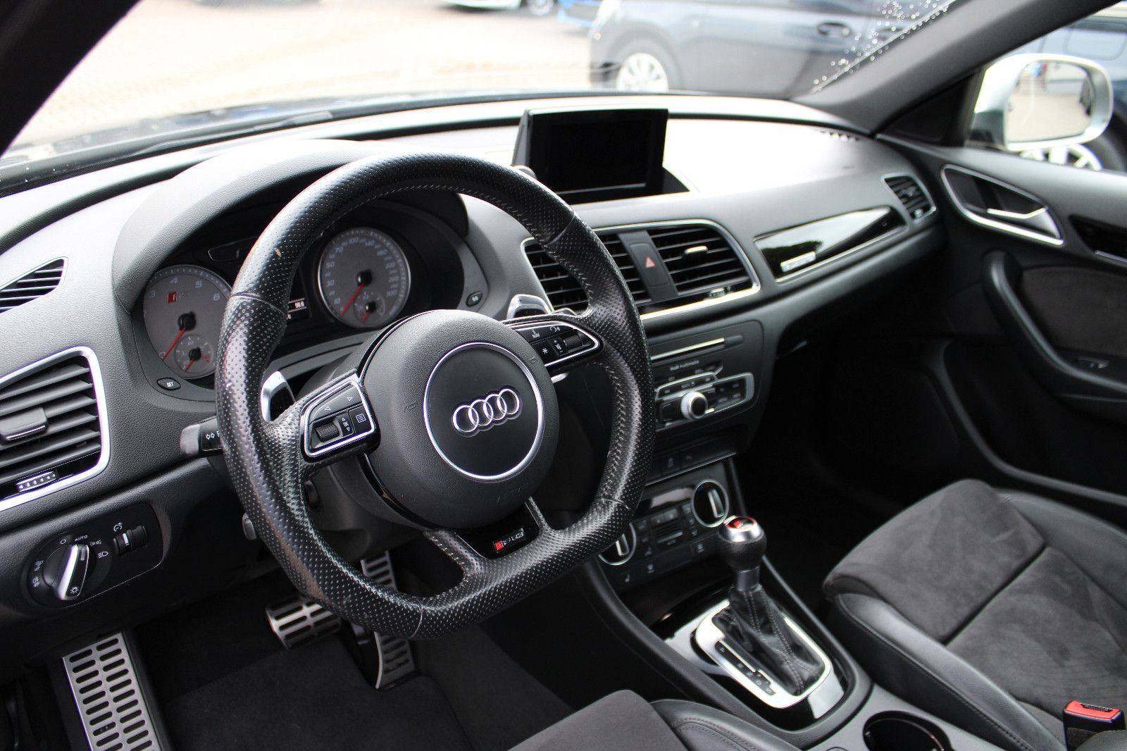 Fahrzeugabbildung Audi RSQ3 2.5 TFSI S tronic quattro Navi,PDC,SHZ,20Zo