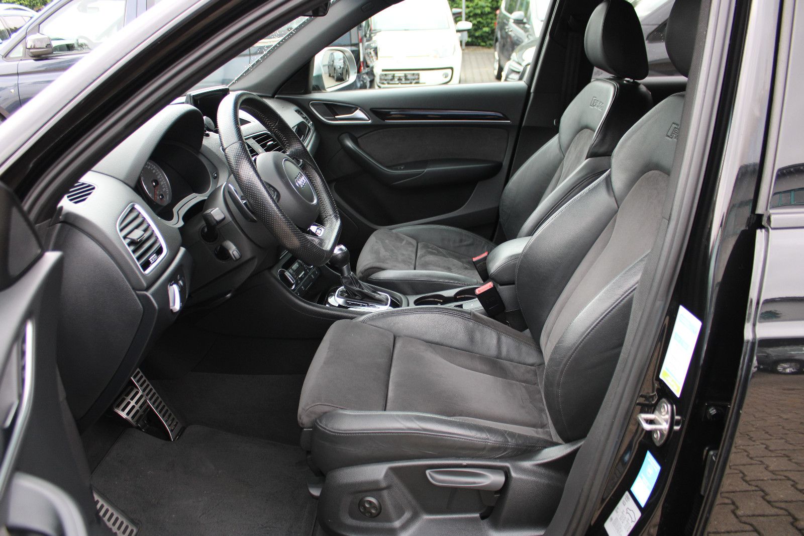 Fahrzeugabbildung Audi RSQ3 2.5 TFSI S tronic quattro Navi,PDC,SHZ,20Zo