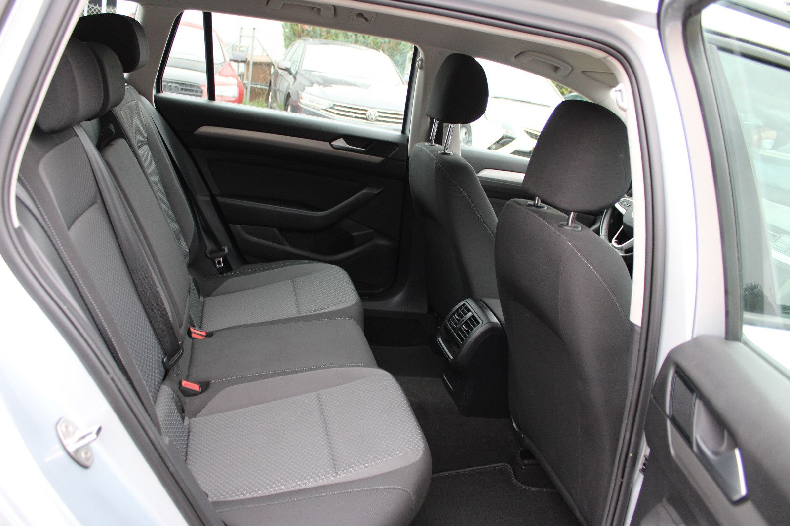 Fahrzeugabbildung Volkswagen Passat Variant 2.0 TDI Navi,SHZ,LED,PDC,ACC