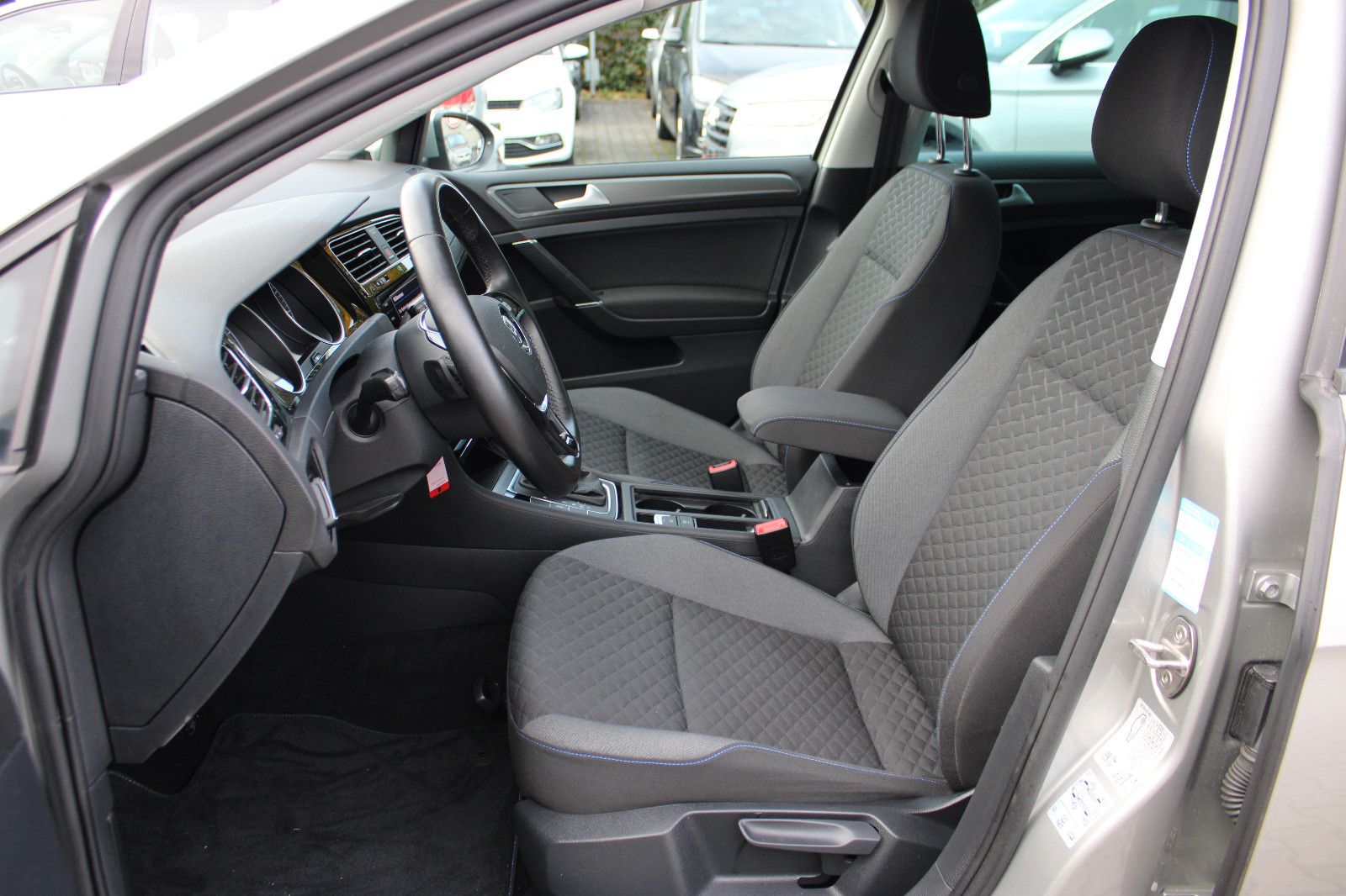 Fahrzeugabbildung Volkswagen Golf 1.0 TSI DSG Join PDC,SHZ,LED,Navi