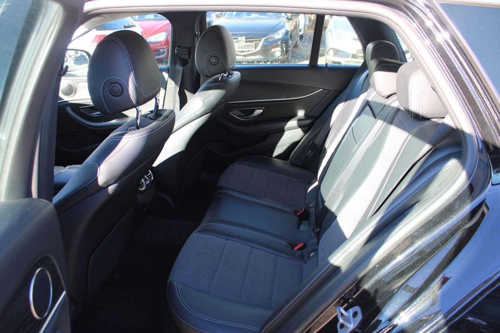 Fahrzeugabbildung Mercedes-Benz E 220 d T Autom. Navi,Kamera,PDC,LED,Leder