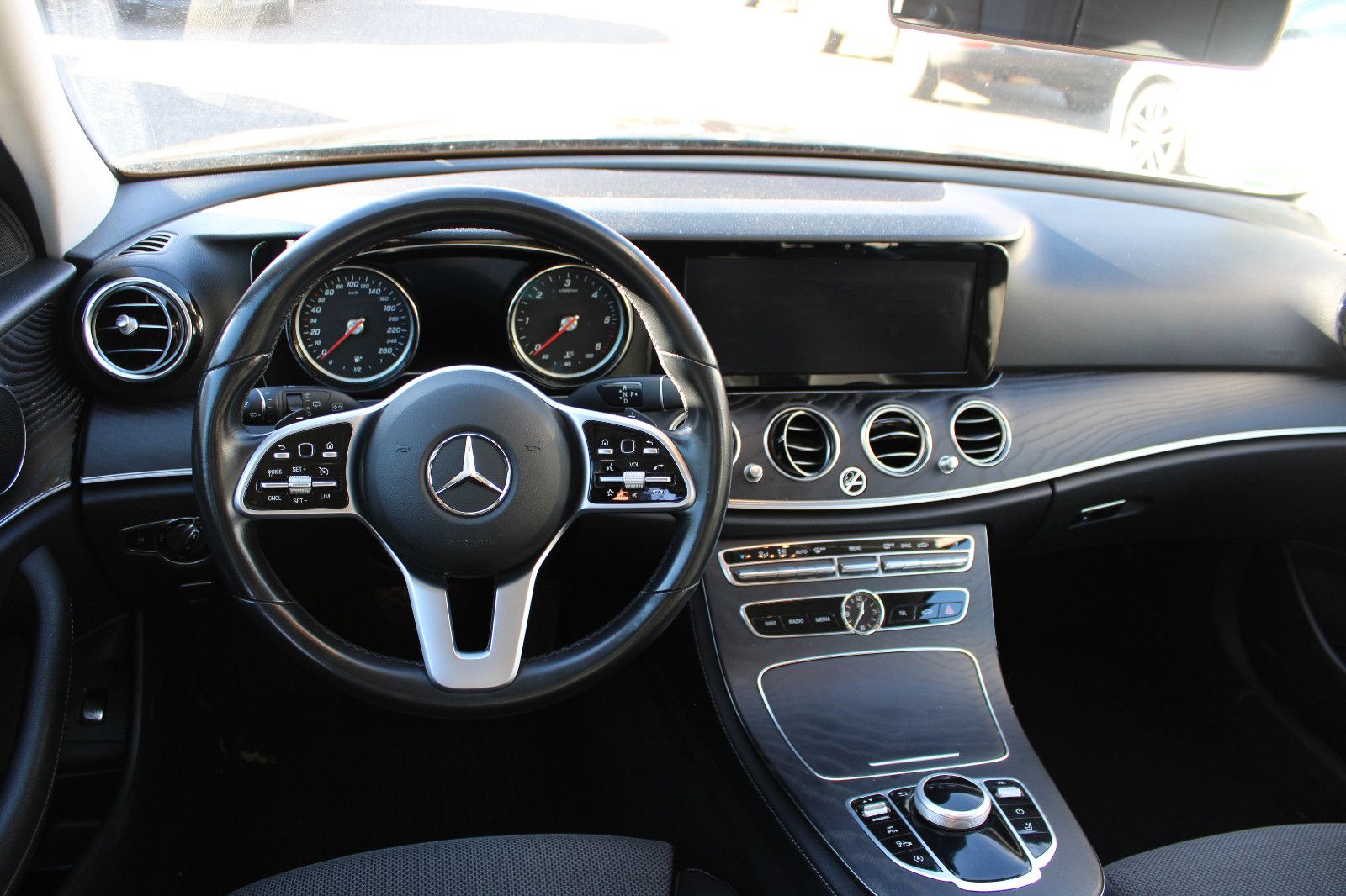 Fahrzeugabbildung Mercedes-Benz E 220 d T Autom. Navi,Kamera,PDC,LED,Leder