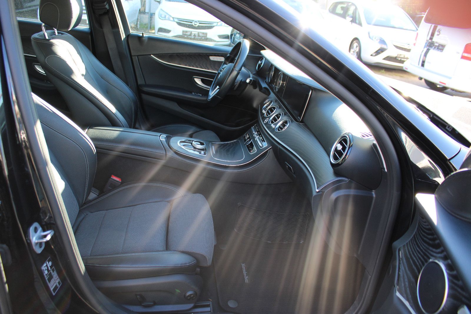 Fahrzeugabbildung Mercedes-Benz E 220 d T Autom. Navi,Kamera,PDC,LED,Leder