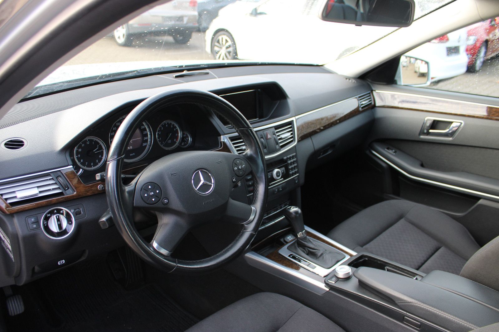 Fahrzeugabbildung Mercedes-Benz E 200 Autom. Navi,PDC,SHZ