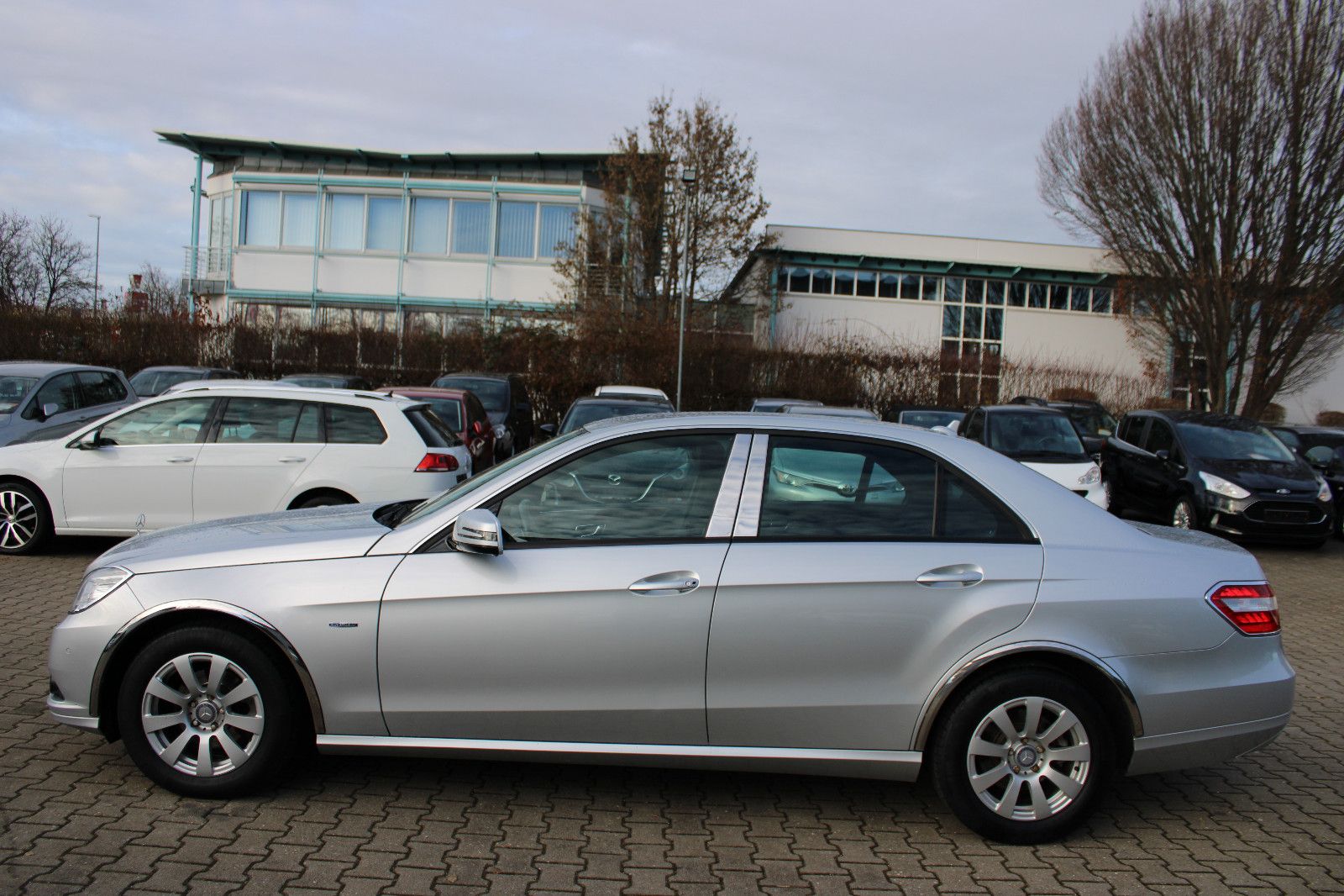 Fahrzeugabbildung Mercedes-Benz E 200 Autom. Navi,PDC,SHZ