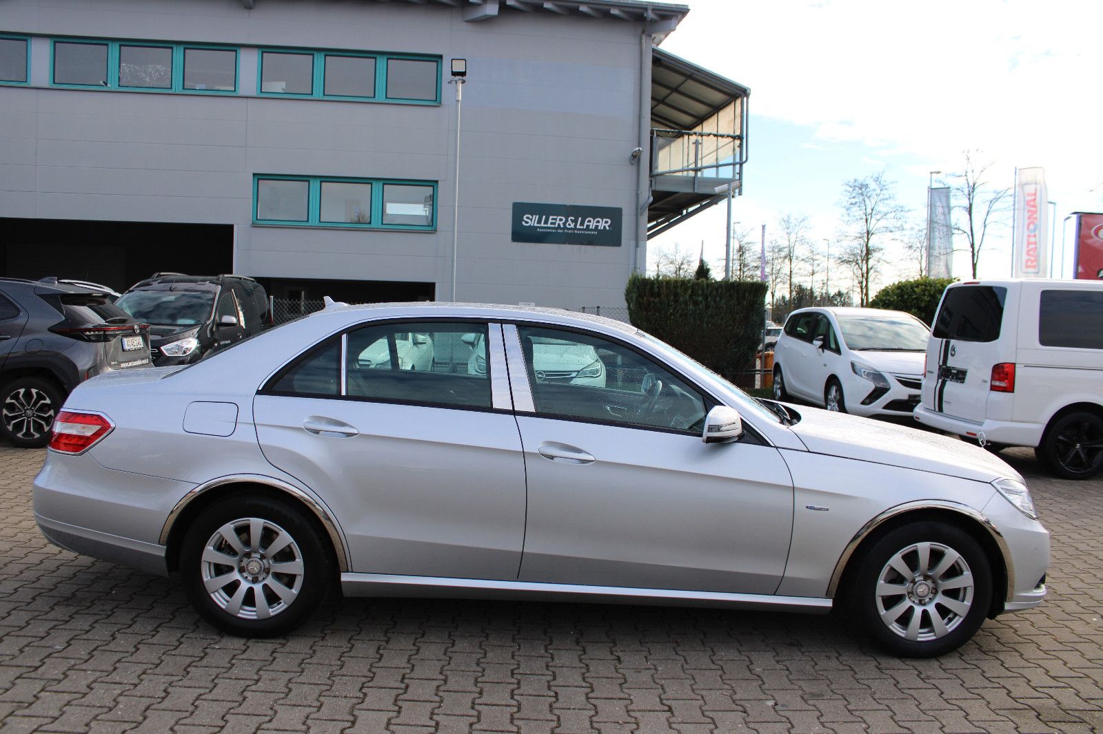 Fahrzeugabbildung Mercedes-Benz E 200 Autom. Navi,PDC,SHZ