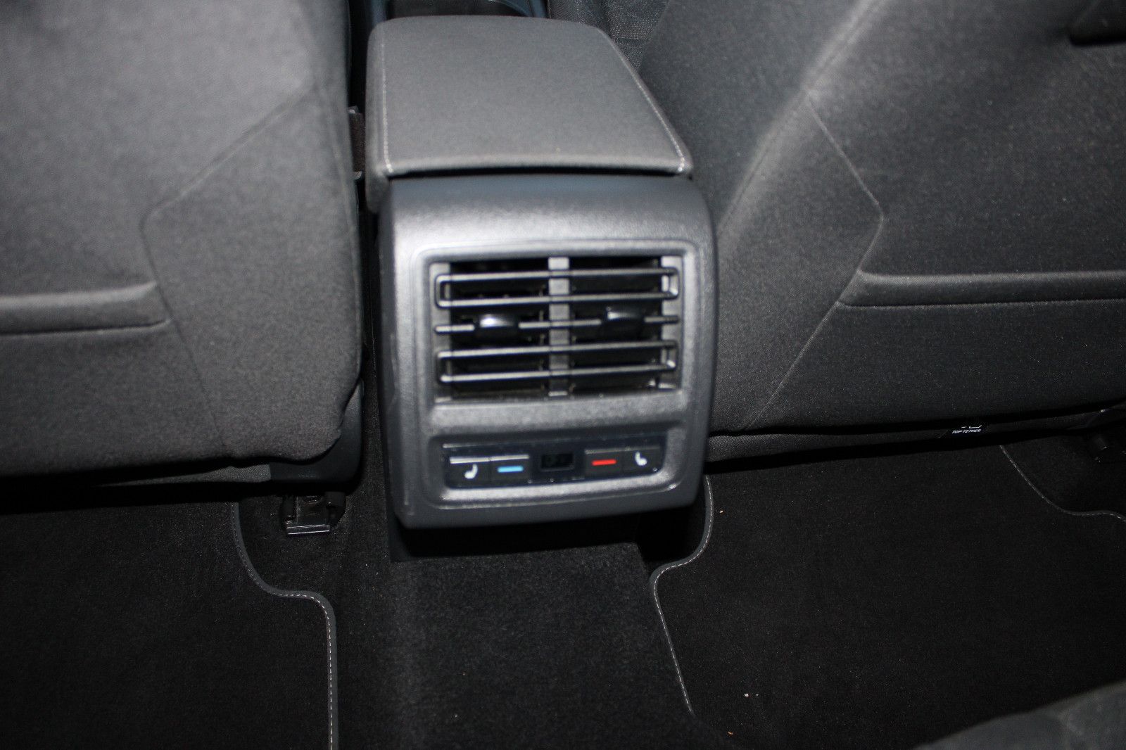 Fahrzeugabbildung Volkswagen Golf 1.0 TSI Standheizung,LED,Navi,SHZ,LHZ