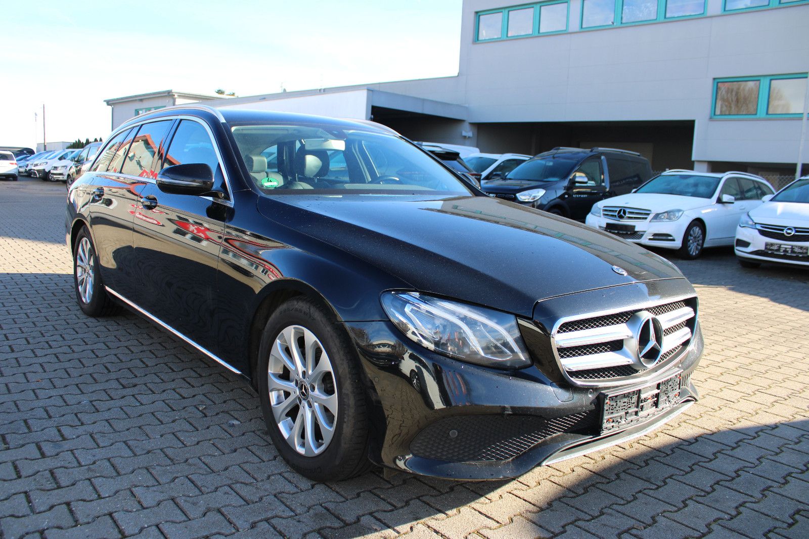 Fahrzeugabbildung Mercedes-Benz E 220 d T Autom. Navi,Kamera,PDC,LED,Leder