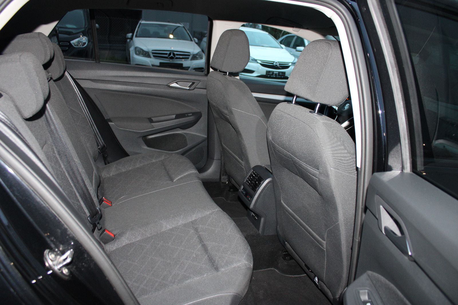 Fahrzeugabbildung Volkswagen Golf 1.0 TSI Standheizung,LED,Navi,SHZ,LHZ