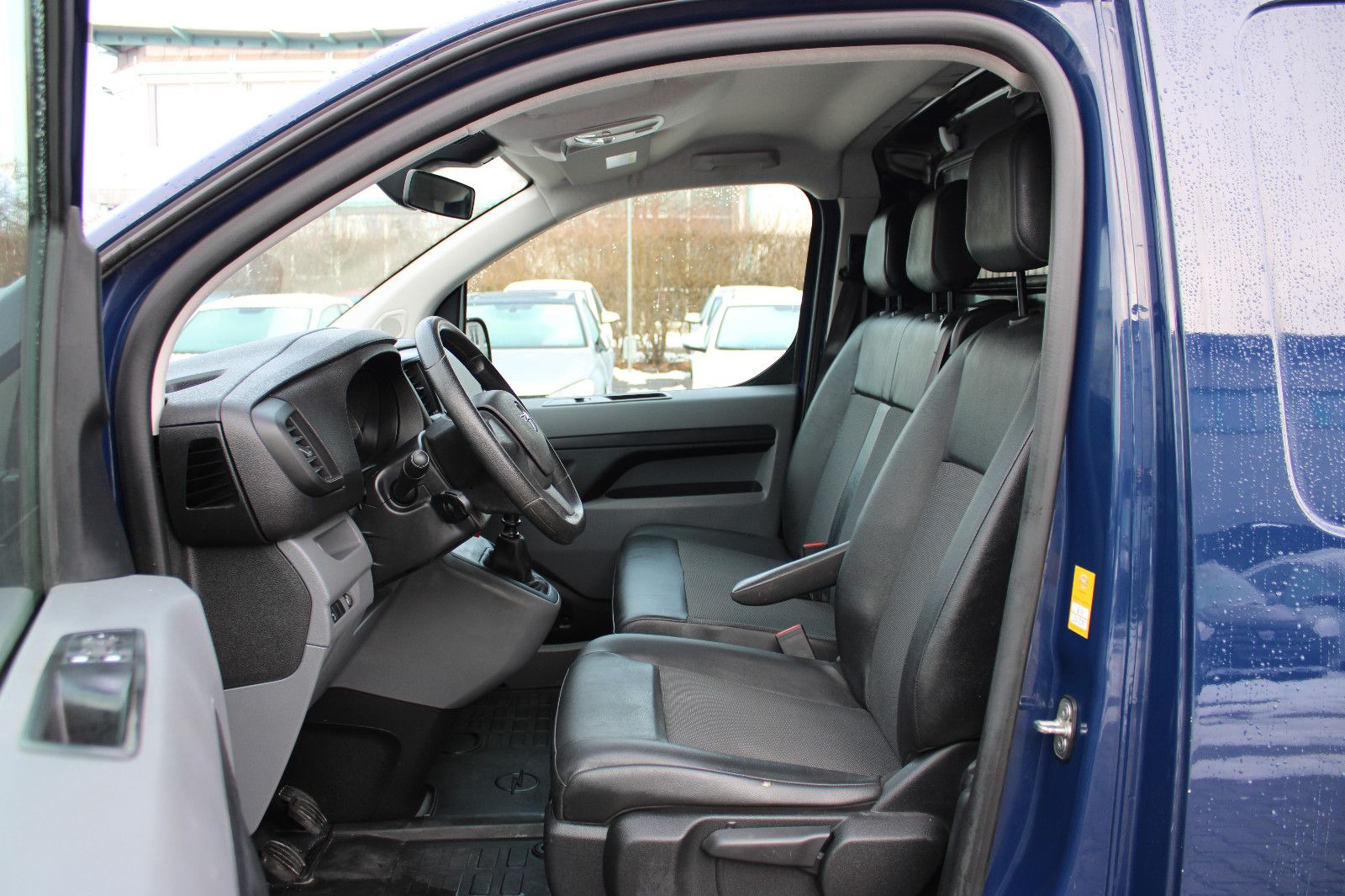 Fahrzeugabbildung Opel Vivaro Kasten 3.Sitzer Klima,PDC,AHK