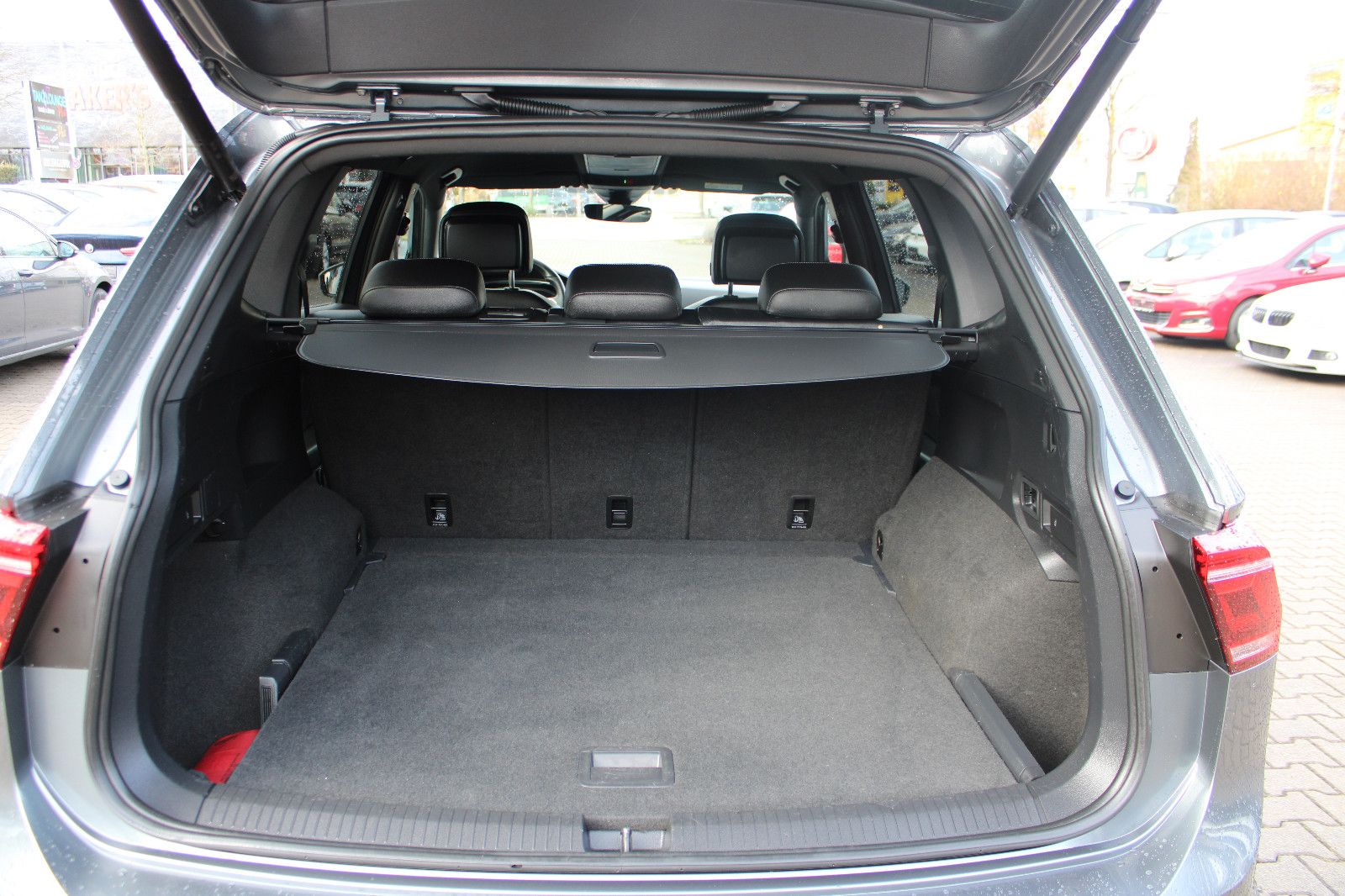 Fahrzeugabbildung Volkswagen Tiguan Allspace 2.0 TDI DSG 4MOTION R-Line