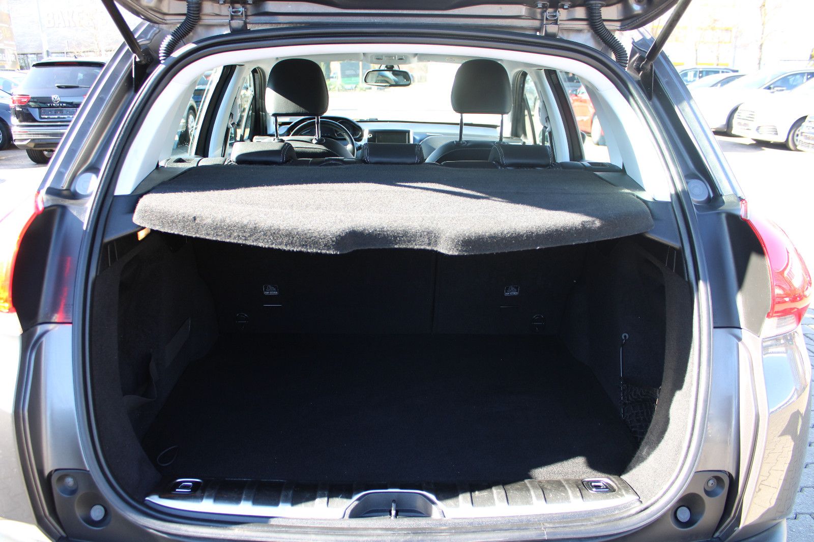 Fahrzeugabbildung Peugeot 2008 Allure PureTech 110 Navi,PDC,SHZ,LED