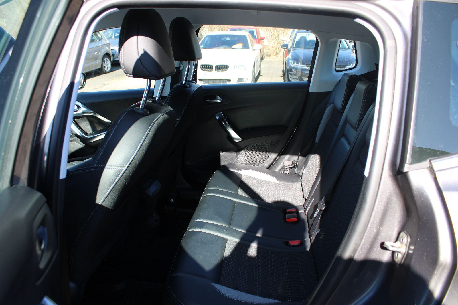 Fahrzeugabbildung Peugeot 2008 Allure PureTech 110 Navi,PDC,SHZ,LED