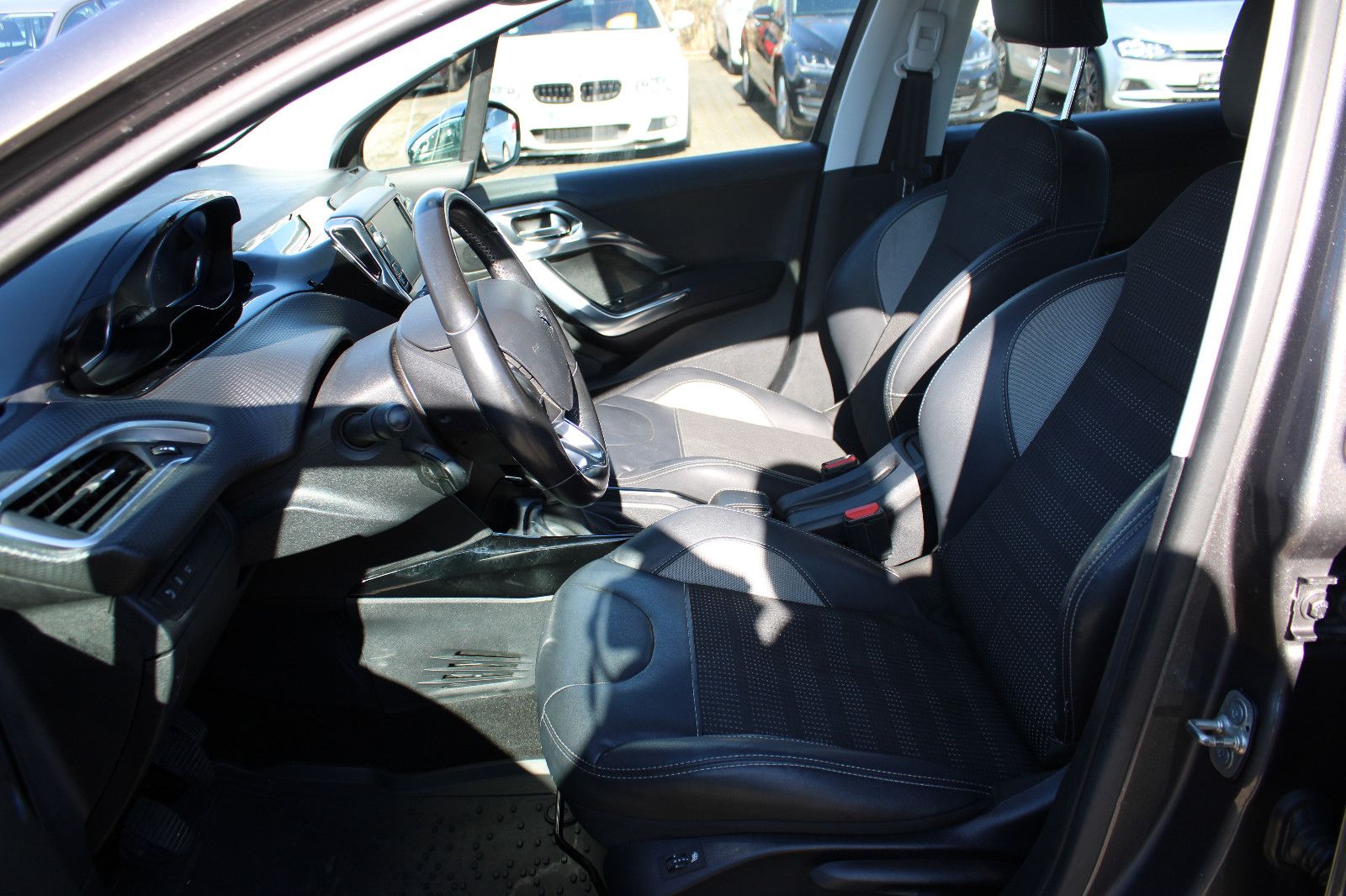 Fahrzeugabbildung Peugeot 2008 Allure PureTech 110 Navi,PDC,SHZ,LED