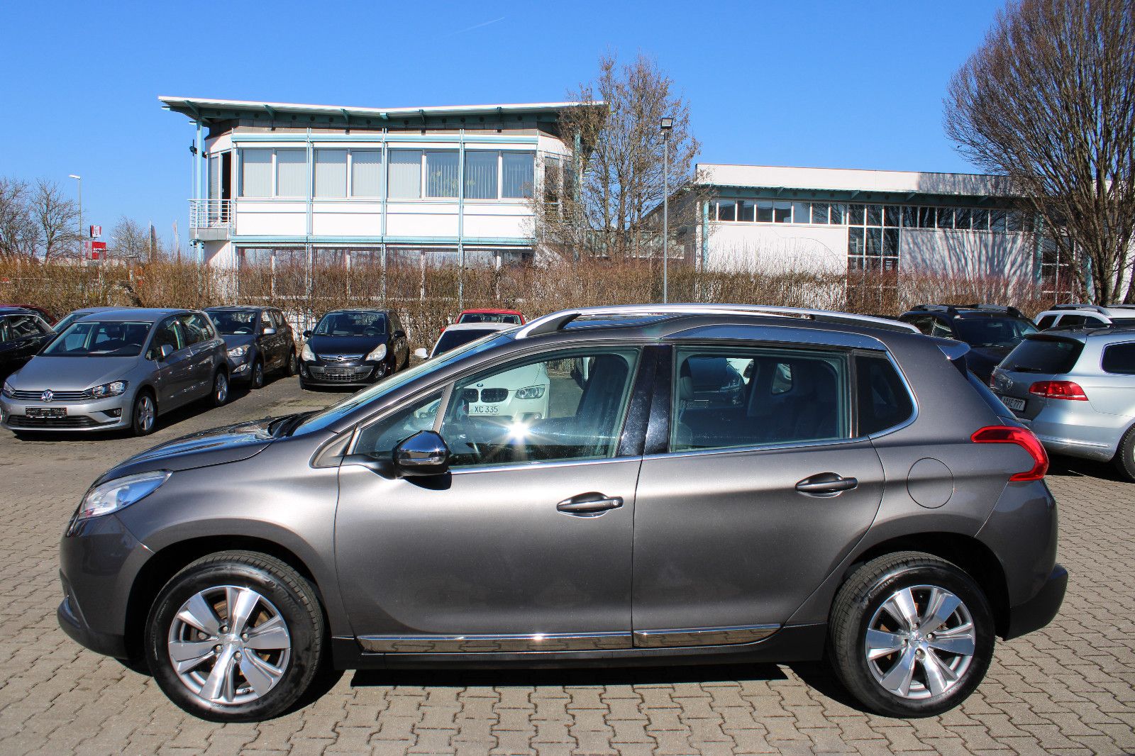 Fahrzeugabbildung Peugeot 2008 Allure PureTech 110 Navi,PDC,SHZ,LED