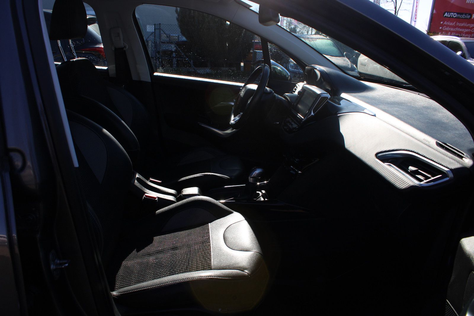 Fahrzeugabbildung Peugeot 2008 Allure PureTech 110 Navi,PDC,SHZ,LED