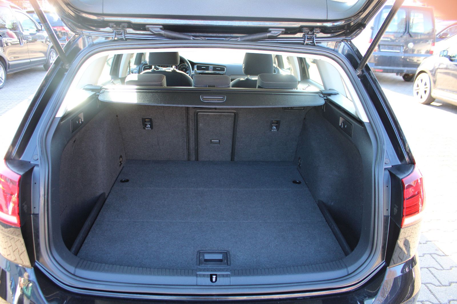 Fahrzeugabbildung Volkswagen Golf 2.0 TDI DSG Variant Navi,Xenon,PDC,AHK,SHZ