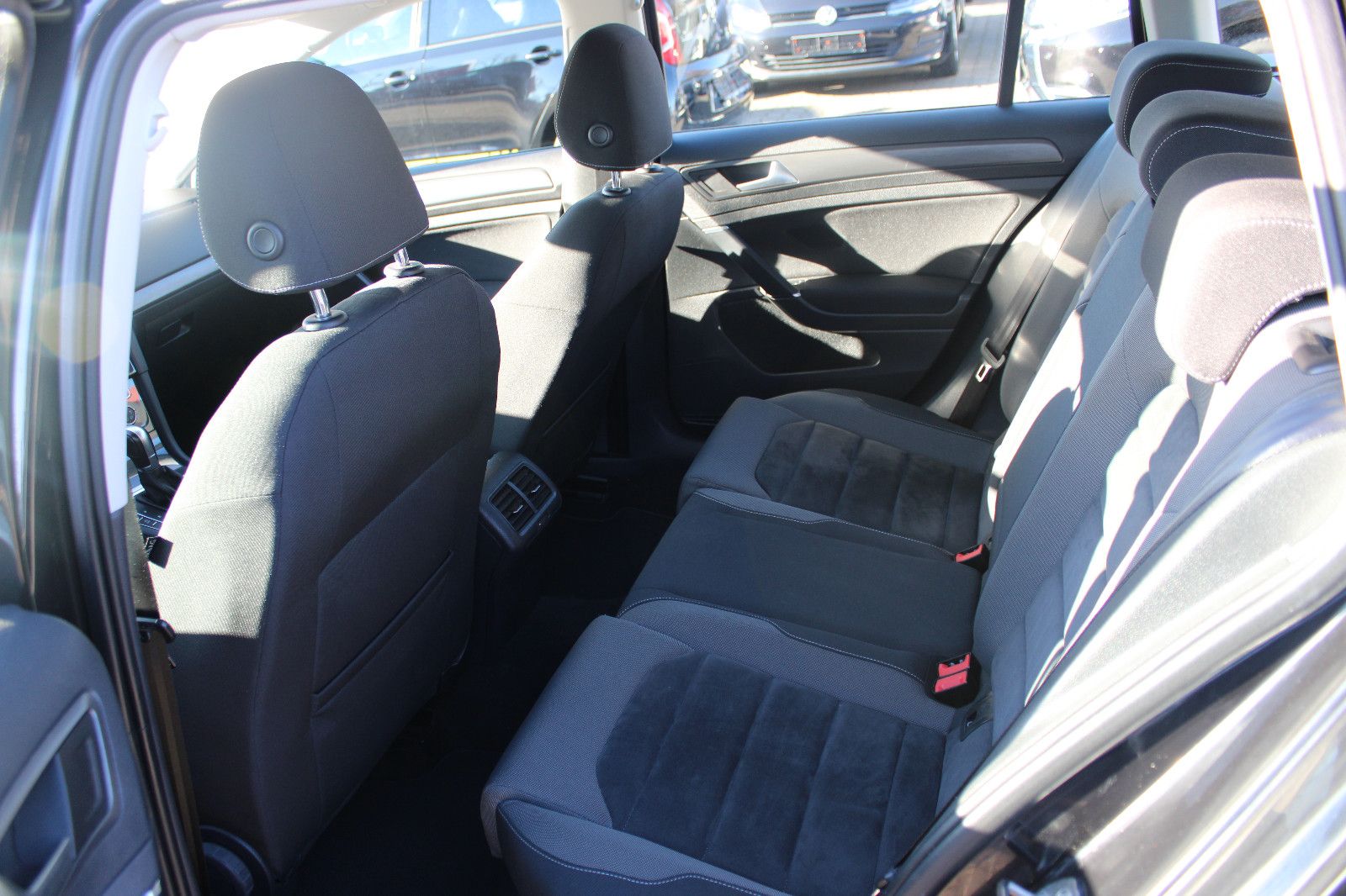 Fahrzeugabbildung Volkswagen Golf 2.0 TDI DSG Variant Navi,Xenon,PDC,AHK,SHZ