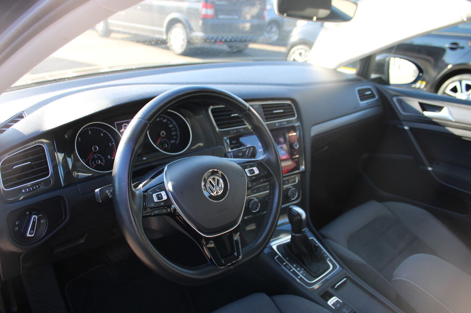 Fahrzeugabbildung Volkswagen Golf 2.0 TDI DSG Variant Navi,Xenon,PDC,AHK,SHZ