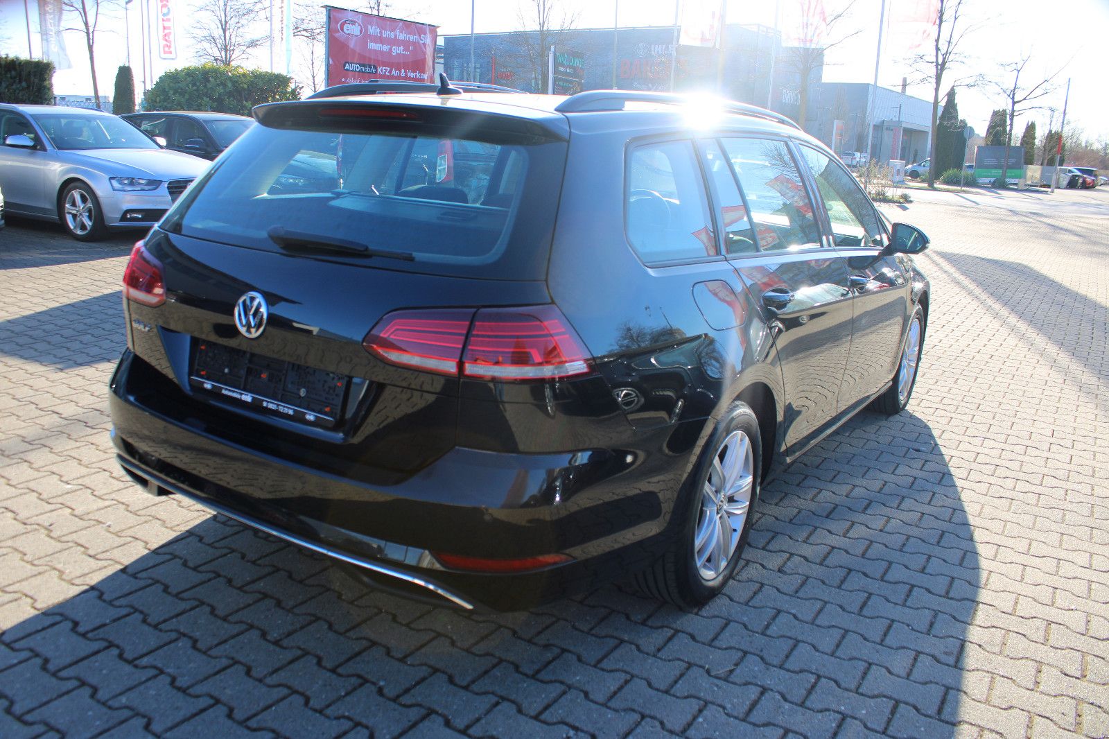 Fahrzeugabbildung Volkswagen Golf 2.0 TDI DSG Variant Navi,Xenon,PDC,AHK,SHZ