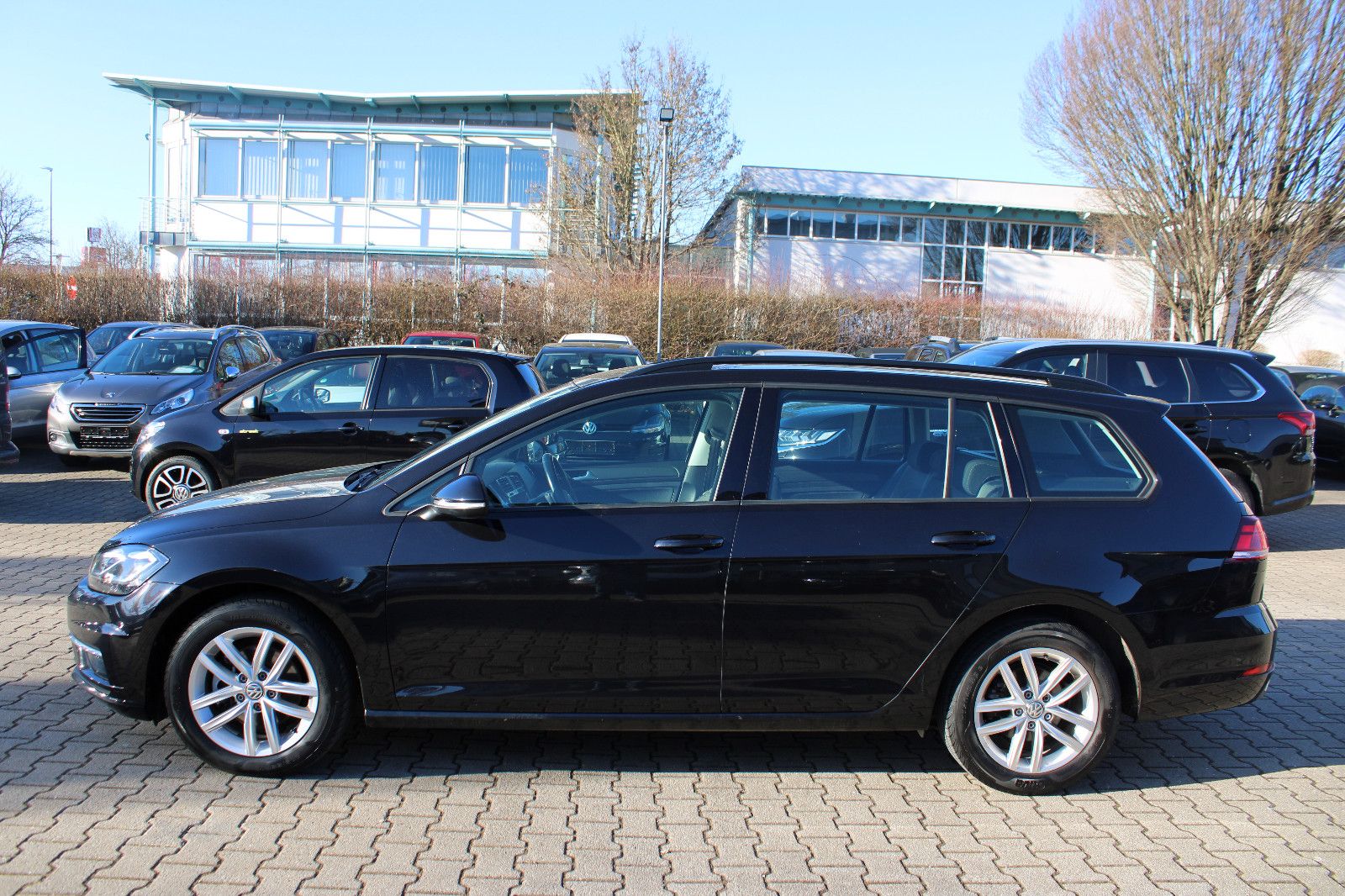 Fahrzeugabbildung Volkswagen Golf 2.0 TDI DSG Variant Navi,Xenon,PDC,AHK,SHZ