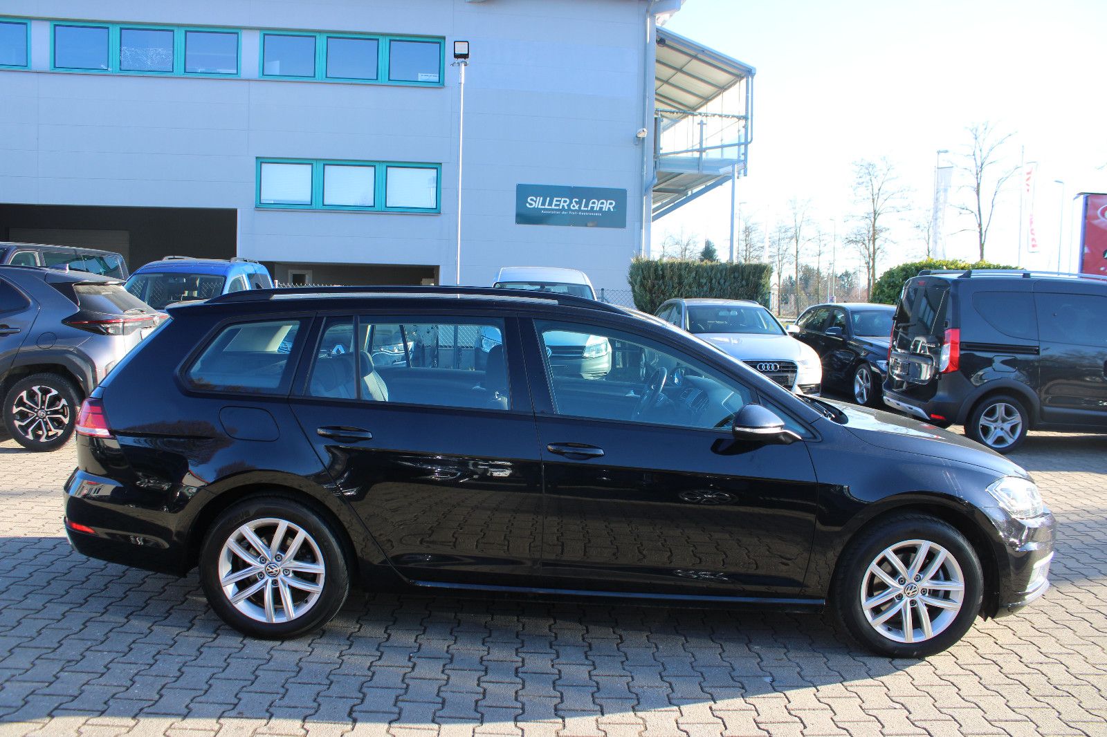 Fahrzeugabbildung Volkswagen Golf 2.0 TDI DSG Variant Navi,Xenon,PDC,AHK,SHZ