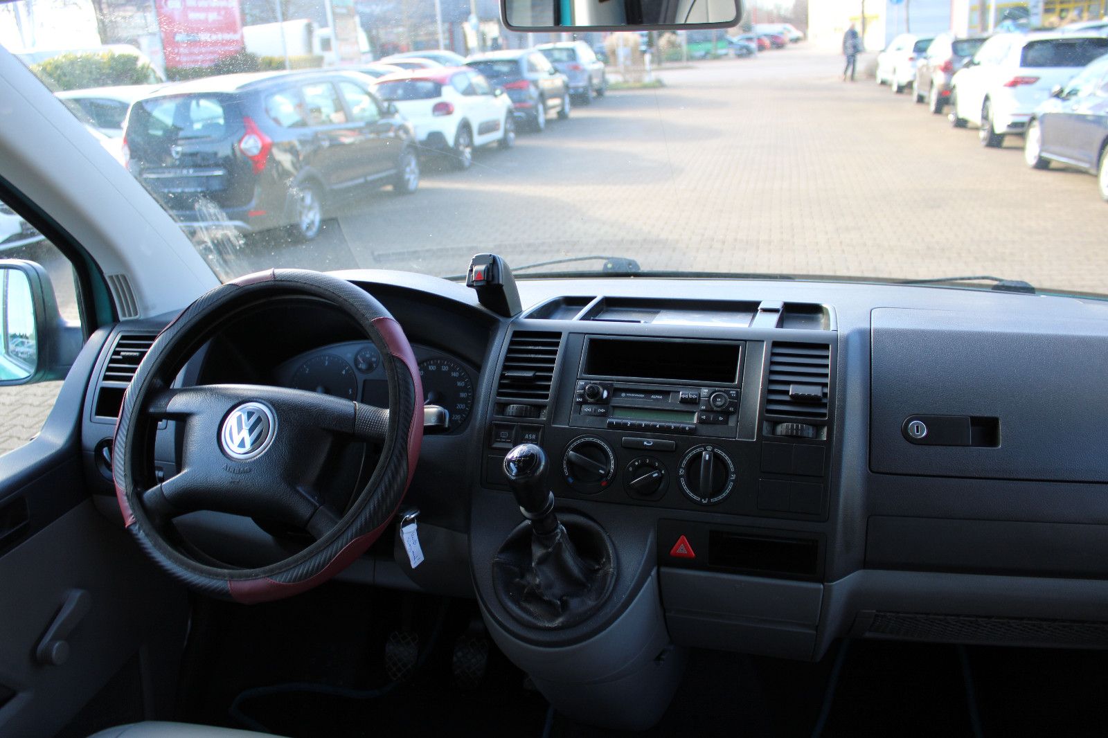 Fahrzeugabbildung Volkswagen T5 1.9TDI AHK,Bett,Waschbecken,Solar