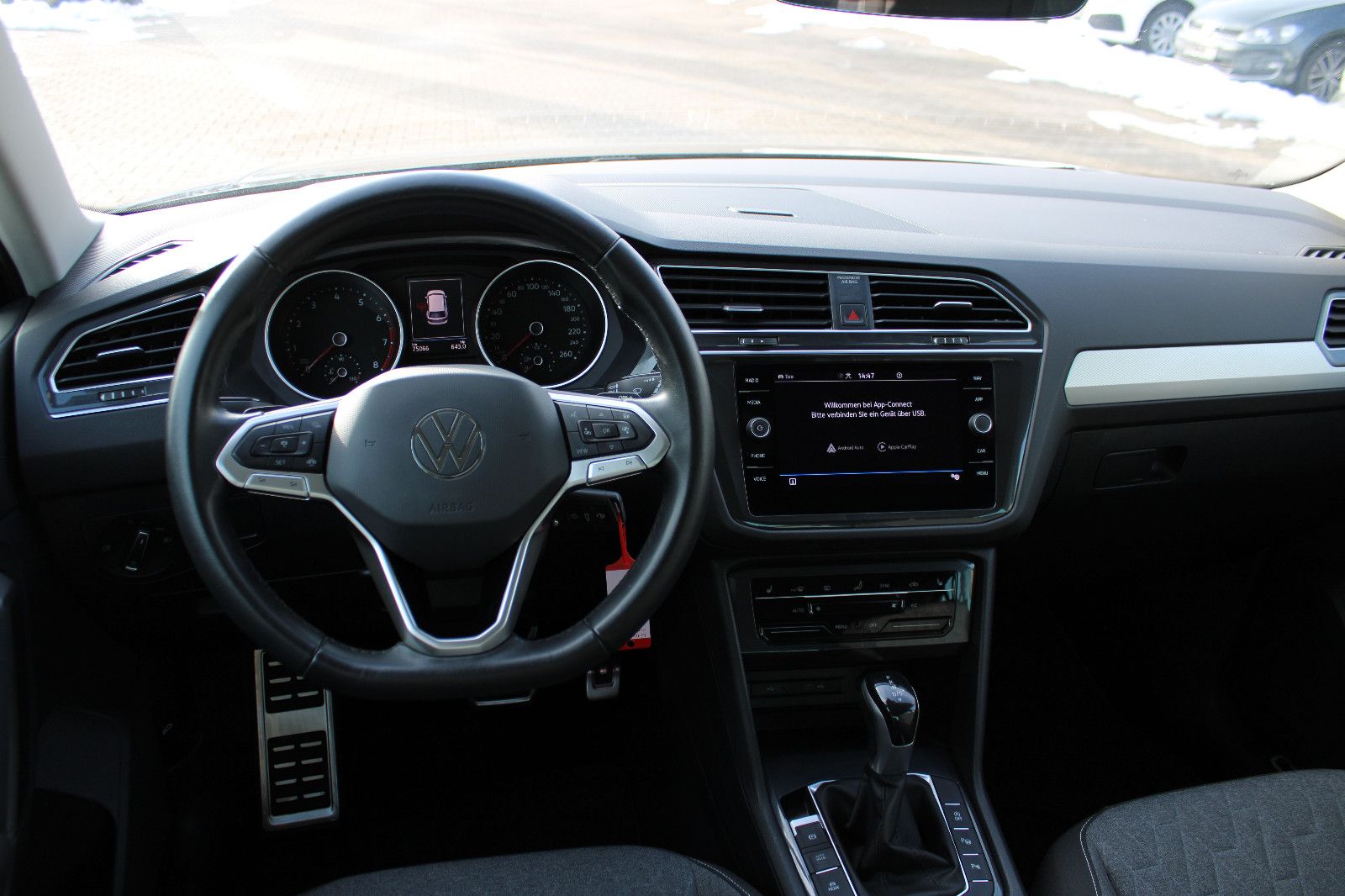 Fahrzeugabbildung Volkswagen Tiguan 1.5 TSI DSG MOVE Navi,PDC,LHZ,SHZ,LED