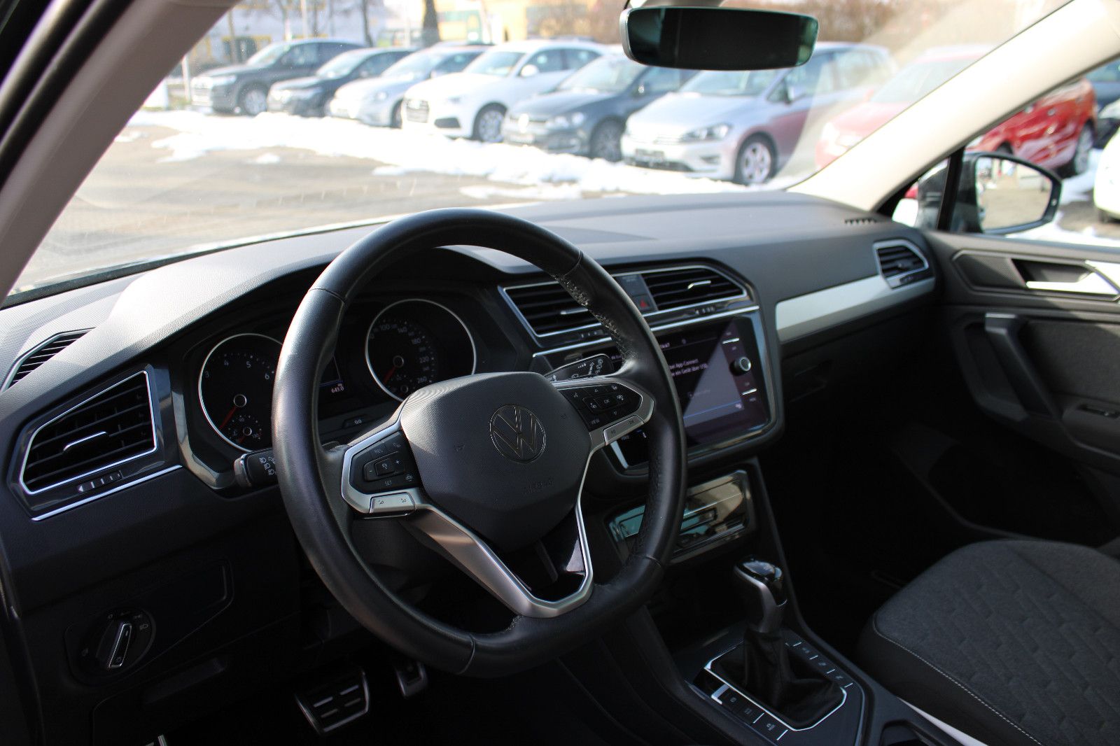 Fahrzeugabbildung Volkswagen Tiguan 1.5 TSI DSG MOVE Navi,PDC,LHZ,SHZ,LED