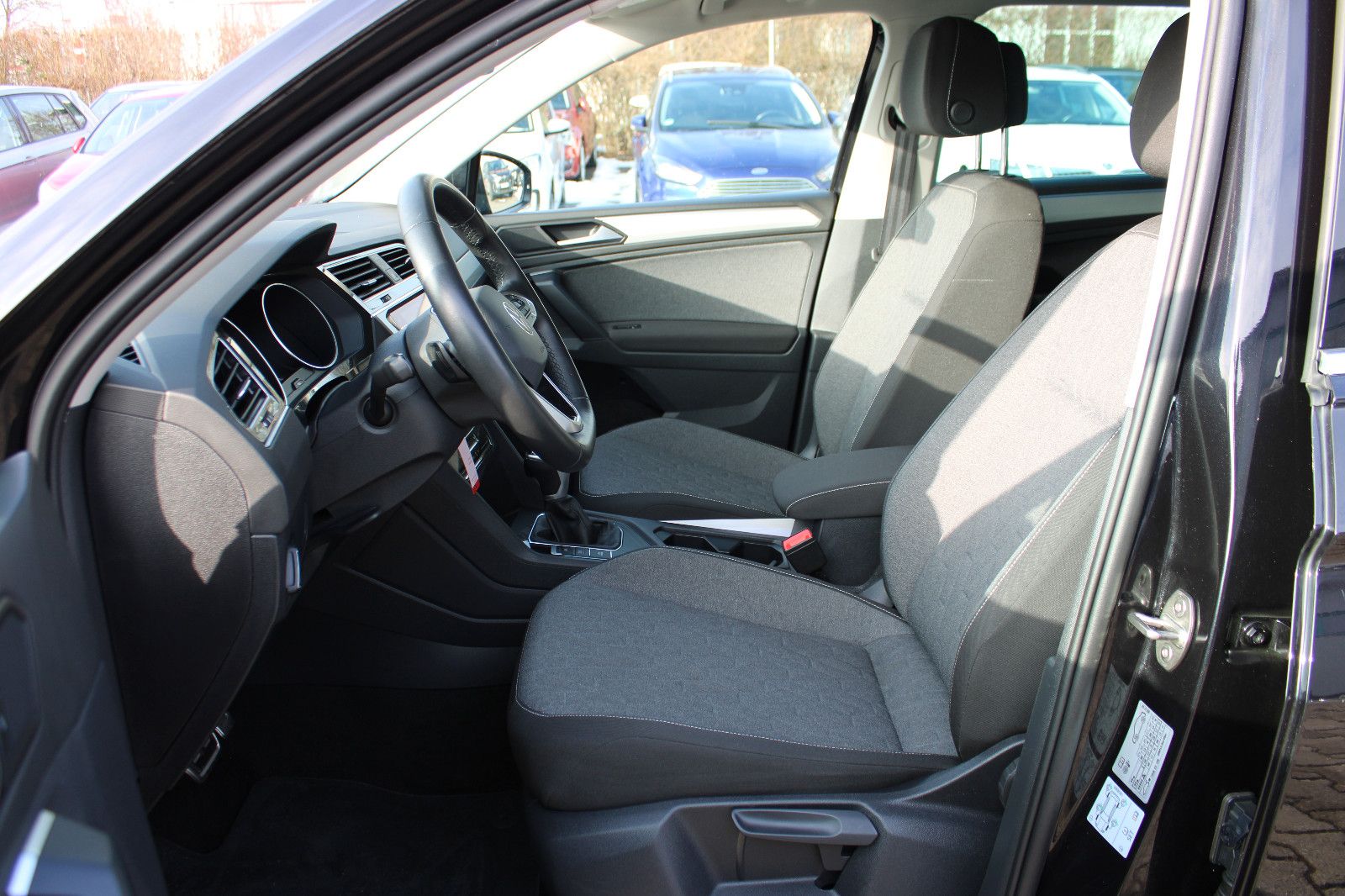 Fahrzeugabbildung Volkswagen Tiguan 1.5 TSI DSG MOVE Navi,PDC,LHZ,SHZ,LED