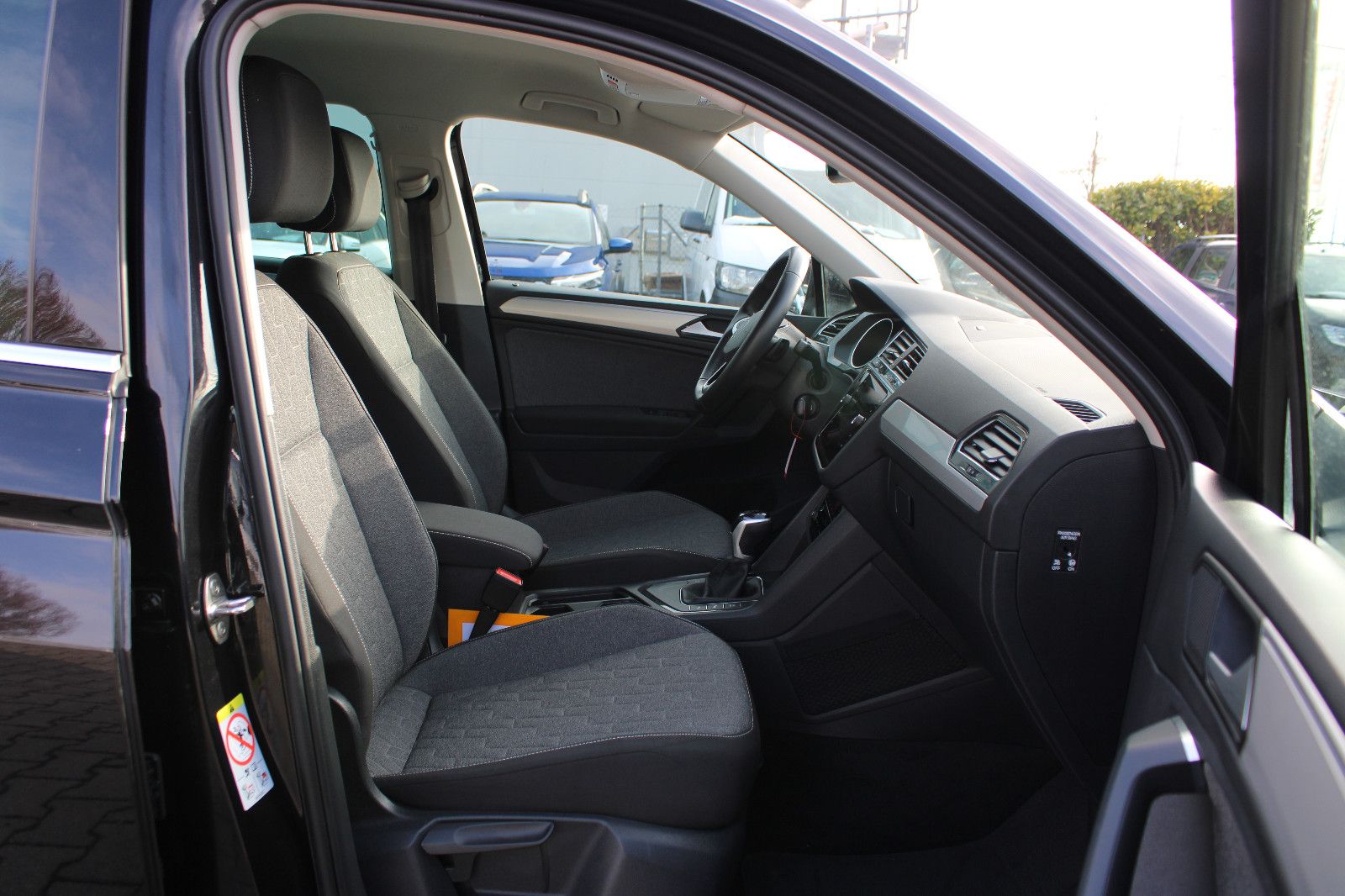 Fahrzeugabbildung Volkswagen Tiguan 1.5 TSI DSG MOVE Navi,PDC,LHZ,SHZ,LED