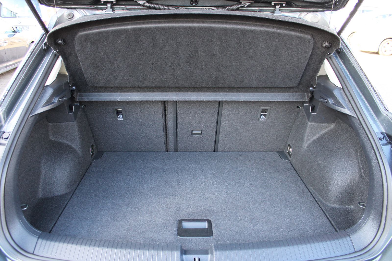 Fahrzeugabbildung Volkswagen T-Roc 1.5 TSI DSG Style SHZ,LED,ACC,PDC