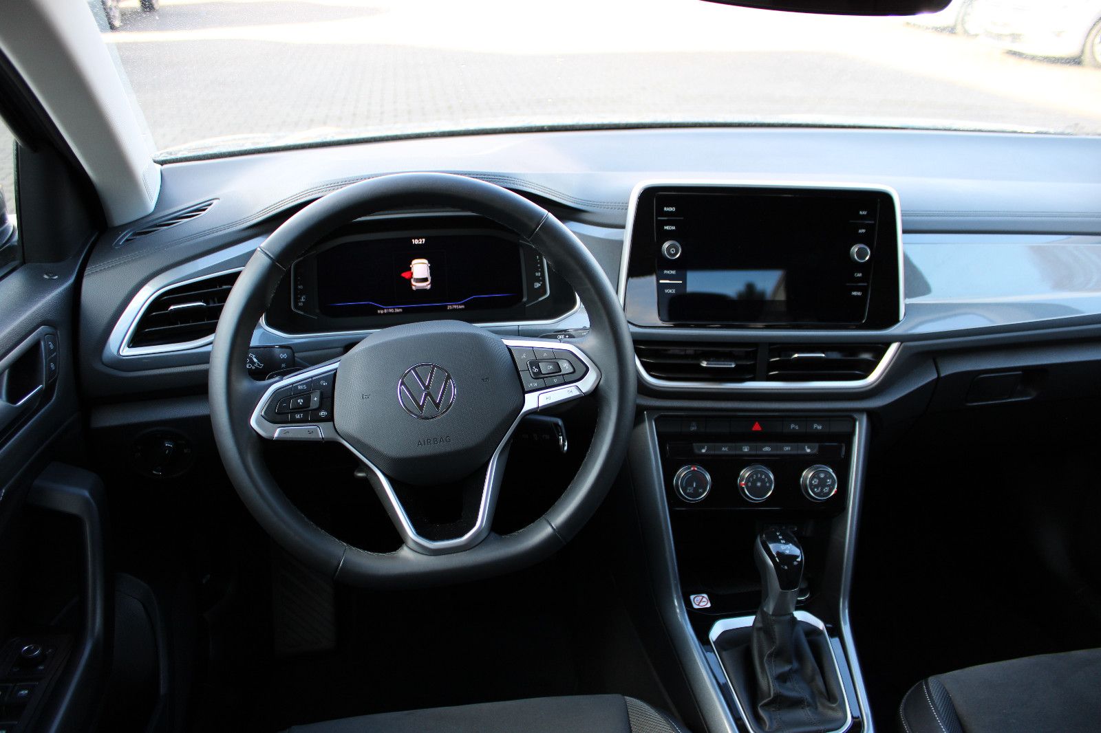 Fahrzeugabbildung Volkswagen T-Roc 1.5 TSI DSG Style SHZ,LED,ACC,PDC