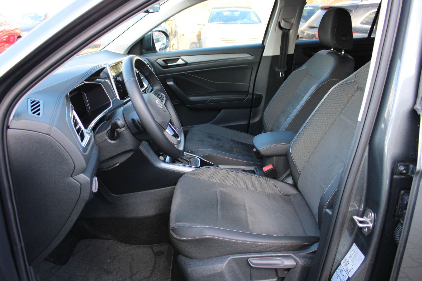 Fahrzeugabbildung Volkswagen T-Roc 1.5 TSI DSG Style SHZ,LED,ACC,PDC