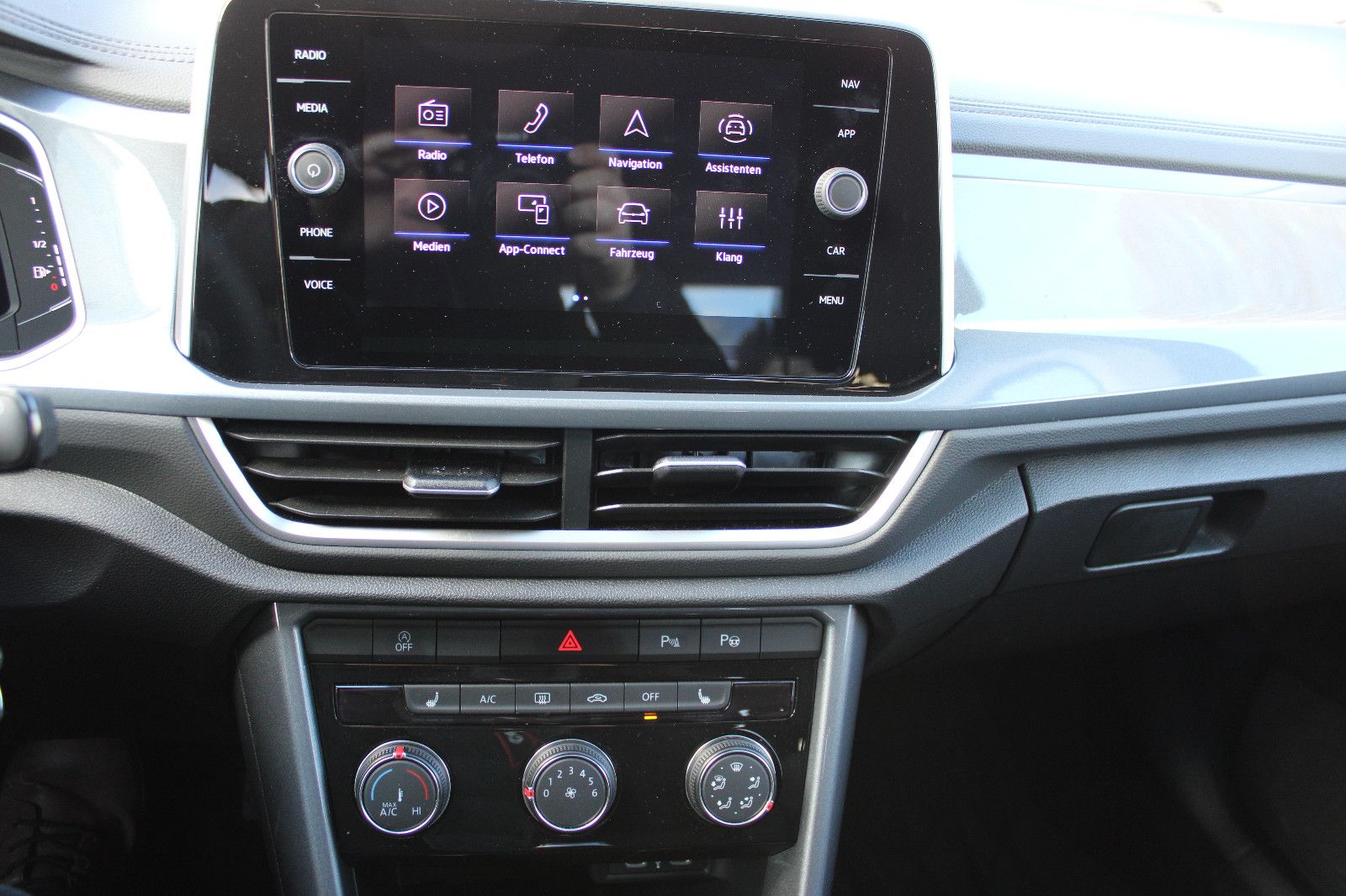 Fahrzeugabbildung Volkswagen T-Roc 1.5 TSI DSG Style SHZ,LED,ACC,PDC