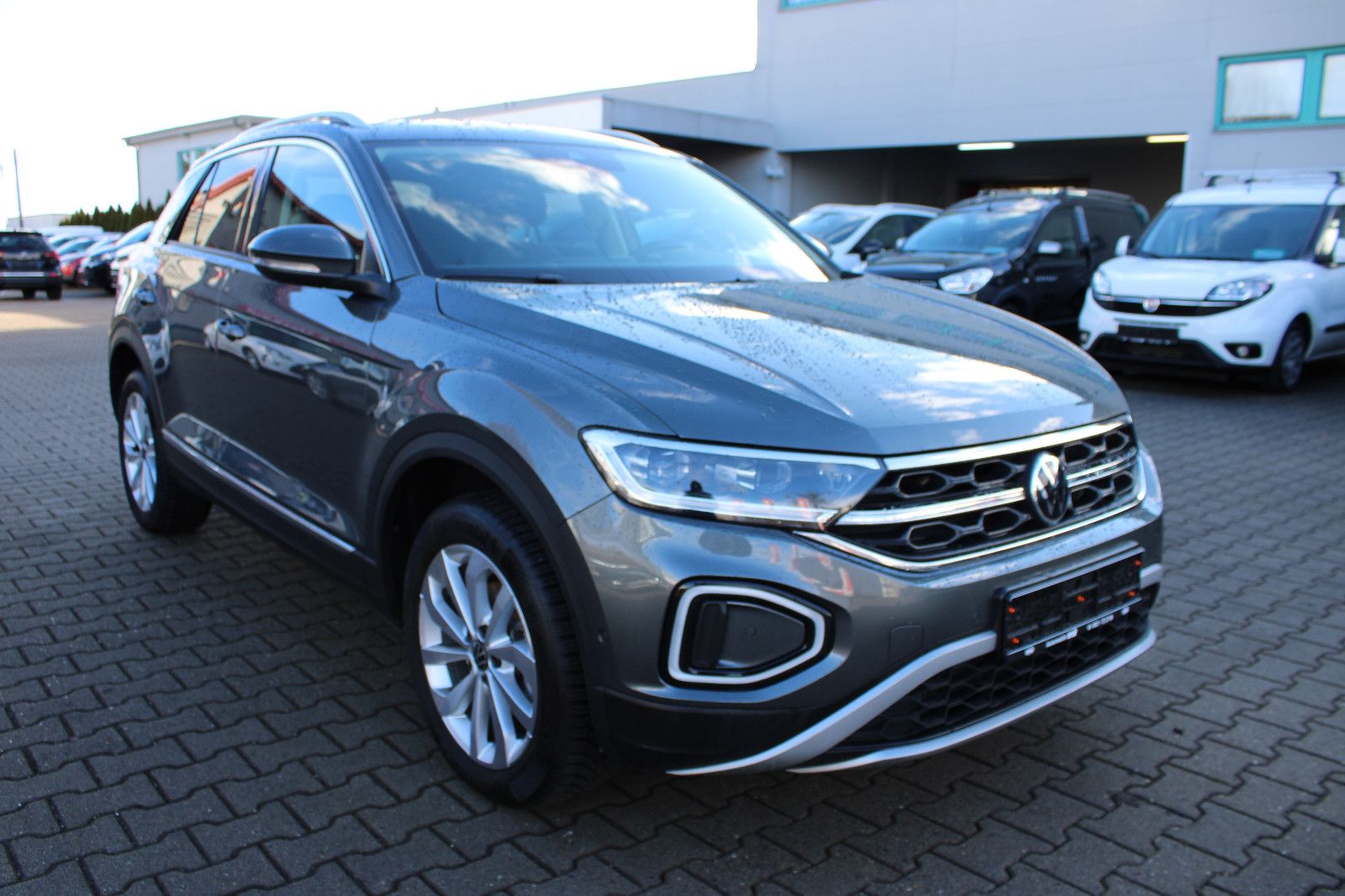 Fahrzeugabbildung Volkswagen T-Roc 1.5 TSI DSG Style SHZ,LED,ACC,PDC