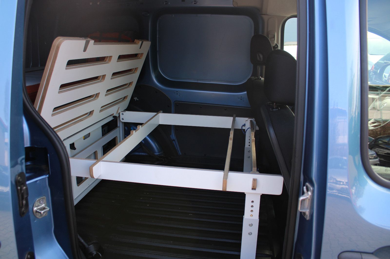 Fahrzeugabbildung Renault Kangoo By Irmscher Bett,Herd,Waschbecken.