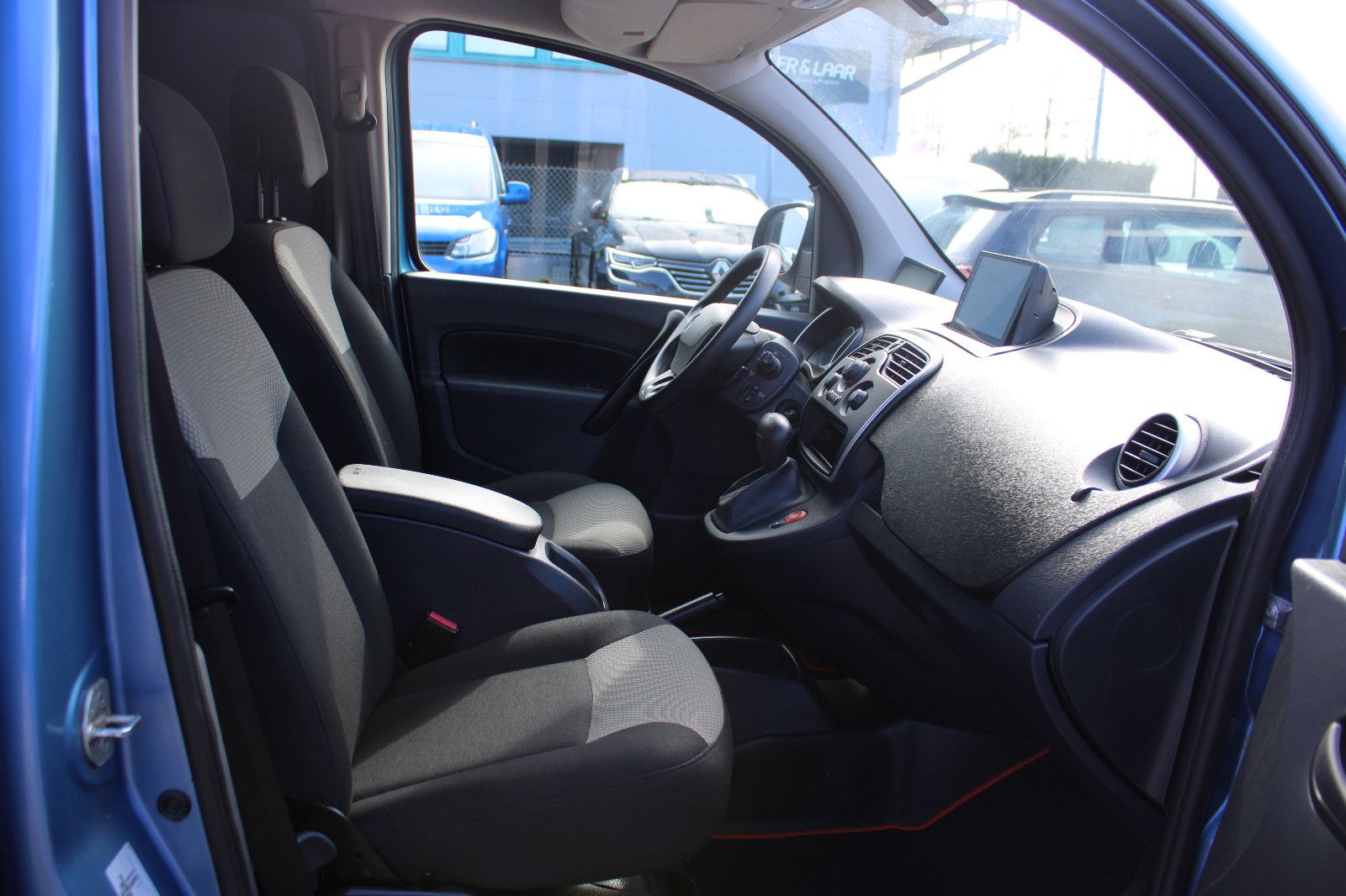 Fahrzeugabbildung Renault Kangoo By Irmscher Bett,Herd,Waschbecken.