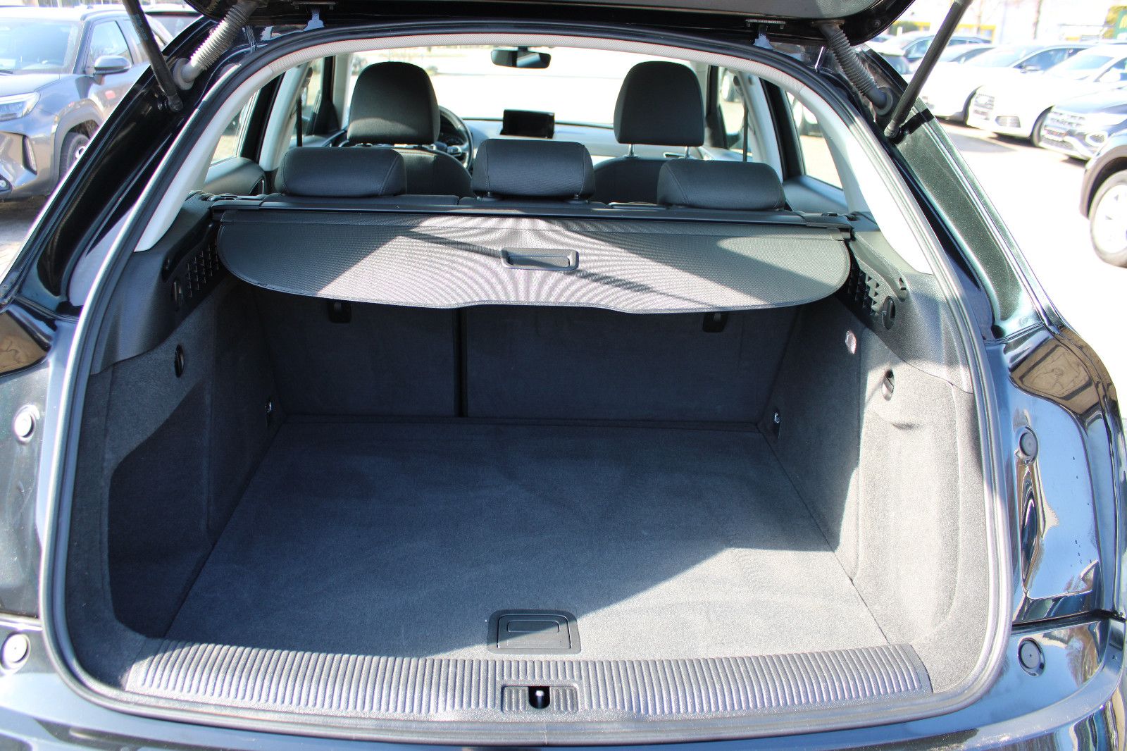 Fahrzeugabbildung Audi Q3 2.0 TDI S tronic quattro Navi,PDC,SHZ,Xenon,L