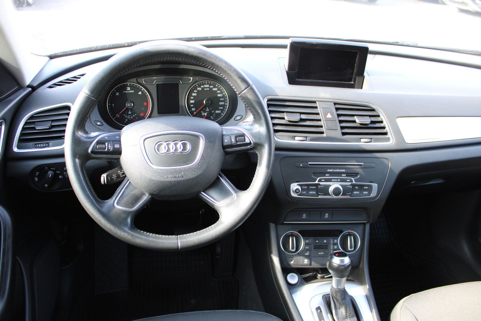 Fahrzeugabbildung Audi Q3 2.0 TDI S tronic quattro Navi,PDC,SHZ,Xenon,L