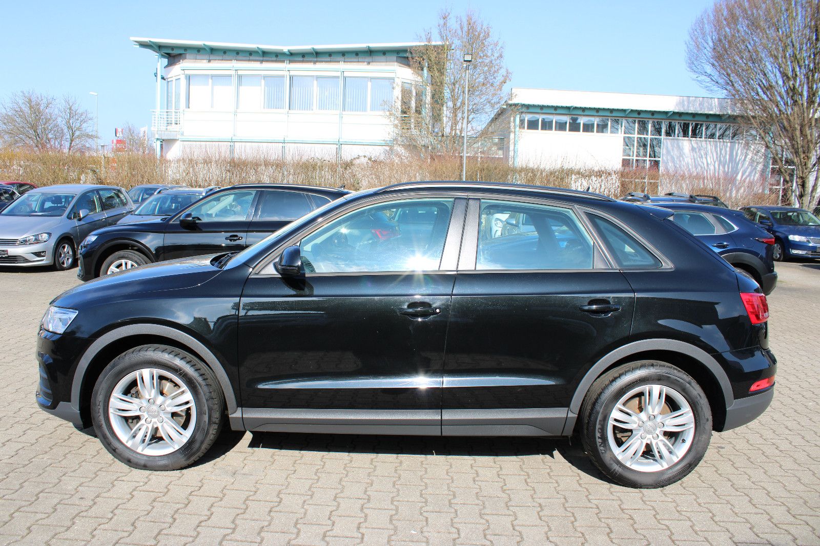 Fahrzeugabbildung Audi Q3 2.0 TDI S tronic quattro Navi,PDC,SHZ,Xenon,L