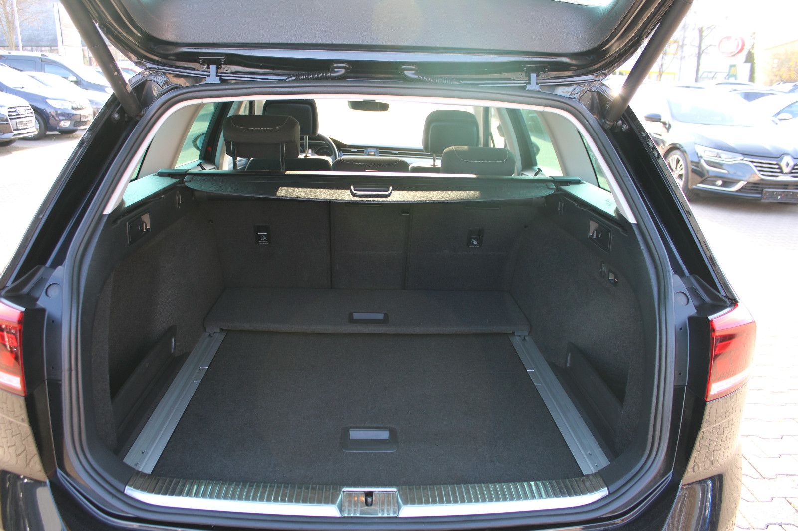 Fahrzeugabbildung Volkswagen Passat Variant 2.0 TDI Navi,PDC,Kamera,AHK.