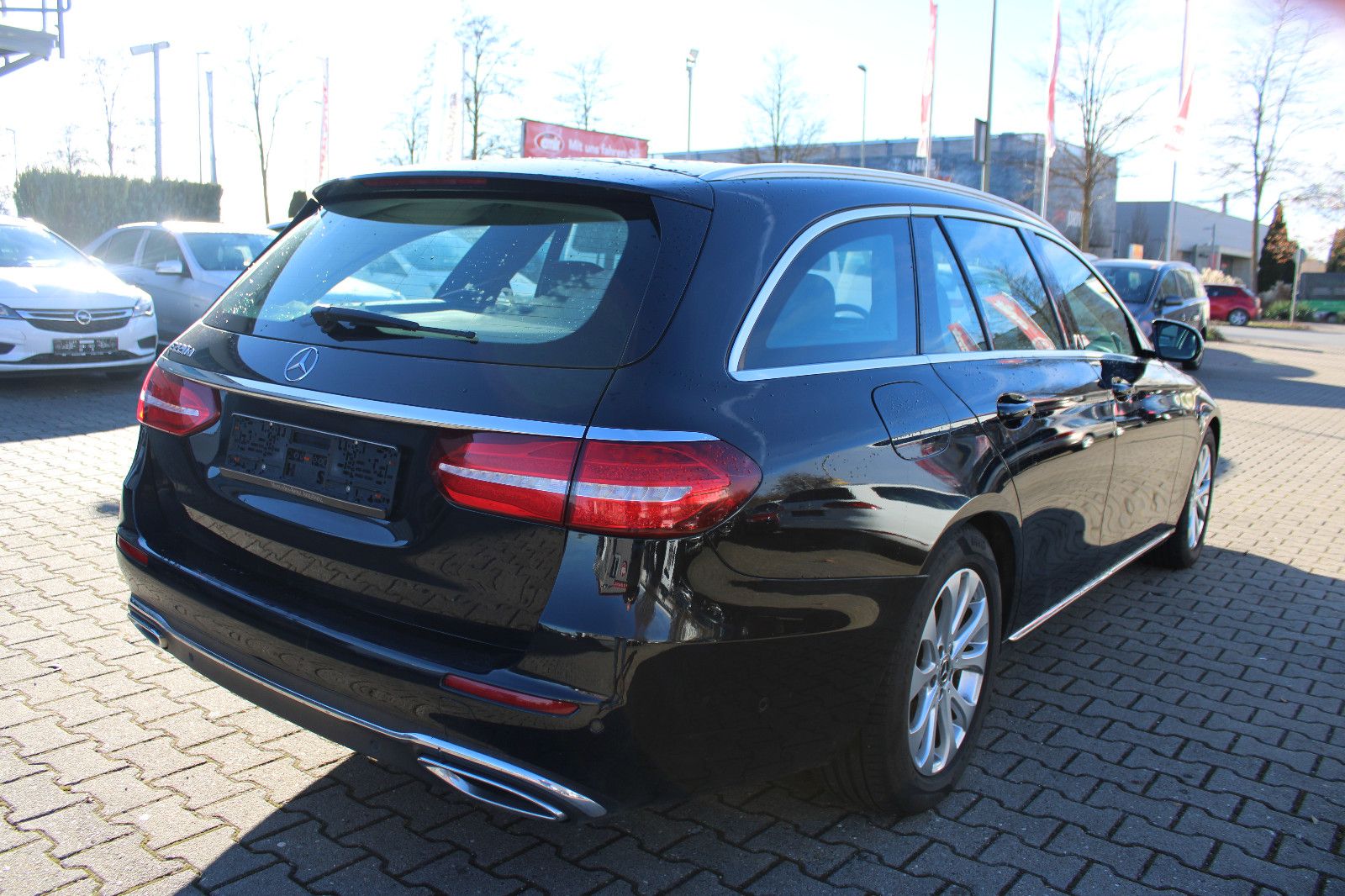 Fahrzeugabbildung Mercedes-Benz E 220 d T Autom. Navi,Kamera,PDC,LED,Leder