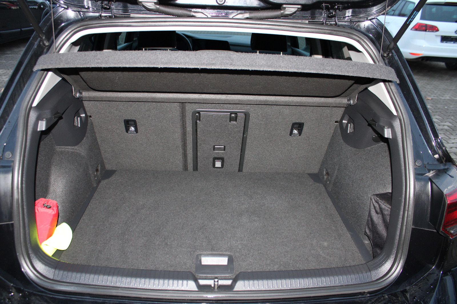 Fahrzeugabbildung Volkswagen Golf 1.0 TSI Standheizung,LED,Navi,SHZ,LHZ