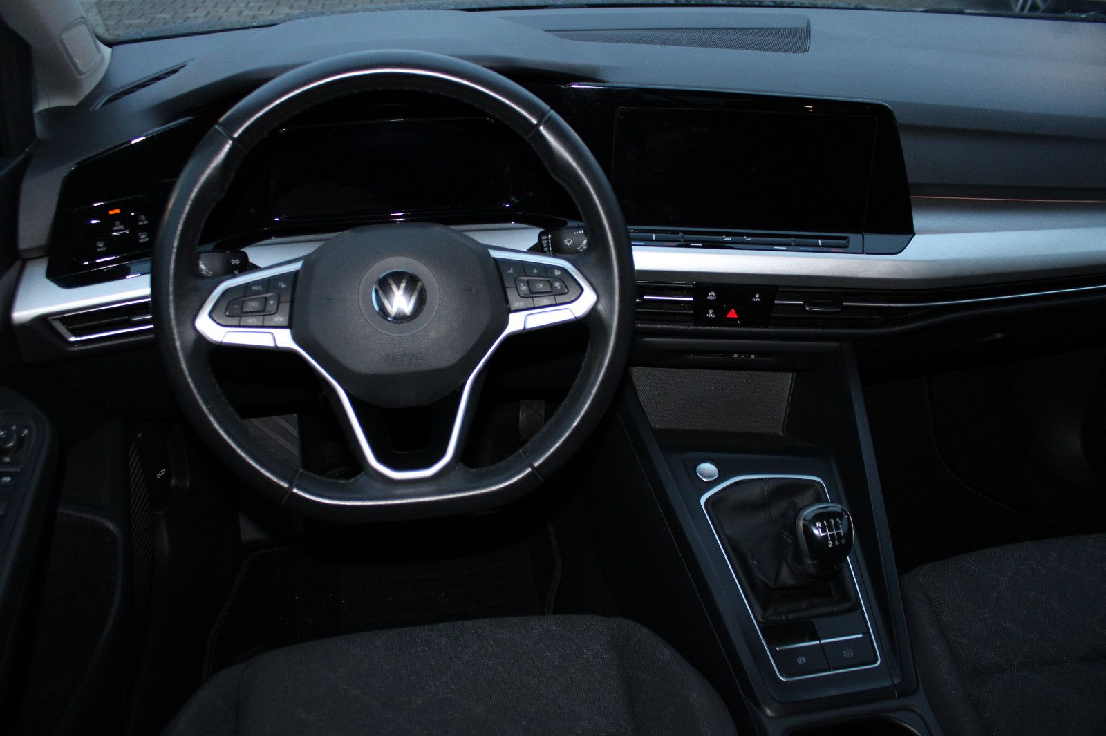 Fahrzeugabbildung Volkswagen Golf 1.0 TSI Standheizung,LED,Navi,SHZ,LHZ