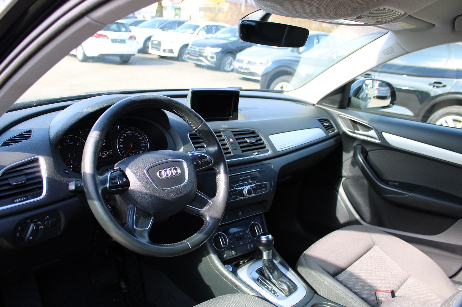 Fahrzeugabbildung Audi Q3 2.0 TDI S tronic quattro Navi,PDC,SHZ,Xenon,L
