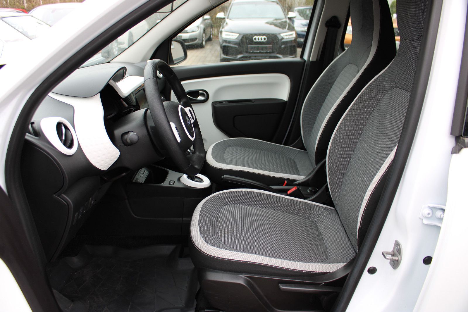 Fahrzeugabbildung Renault Twingo Electric 22KWh Apple/Android PDC,LED