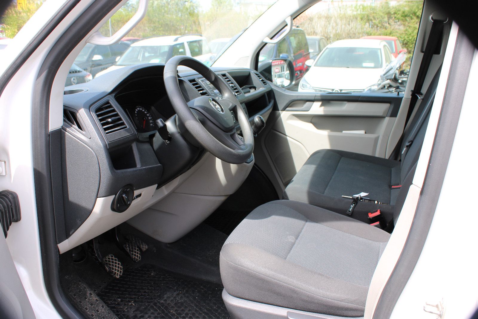 Fahrzeugabbildung Volkswagen T6 Transporter Kasten-Kombi Kombi