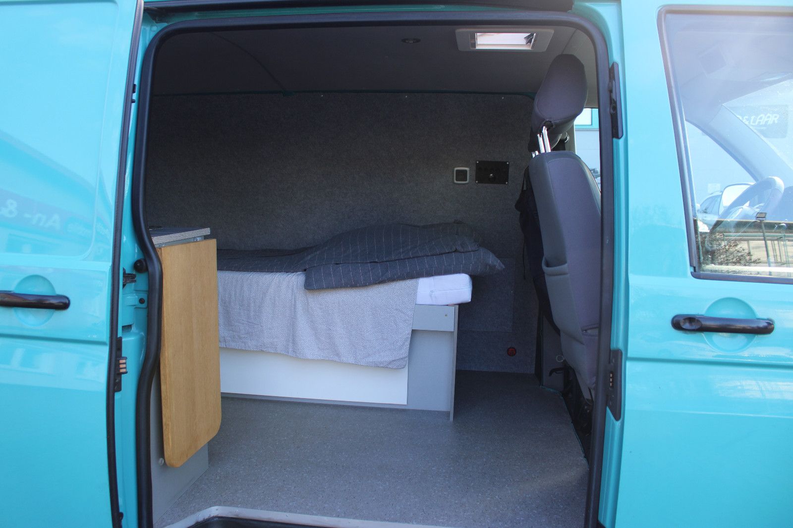 Fahrzeugabbildung Volkswagen T5 1.9TDI AHK,Bett,Waschbecken,Solar